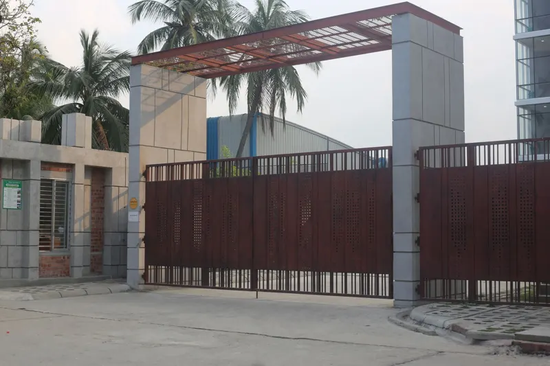Commercial sliding gate